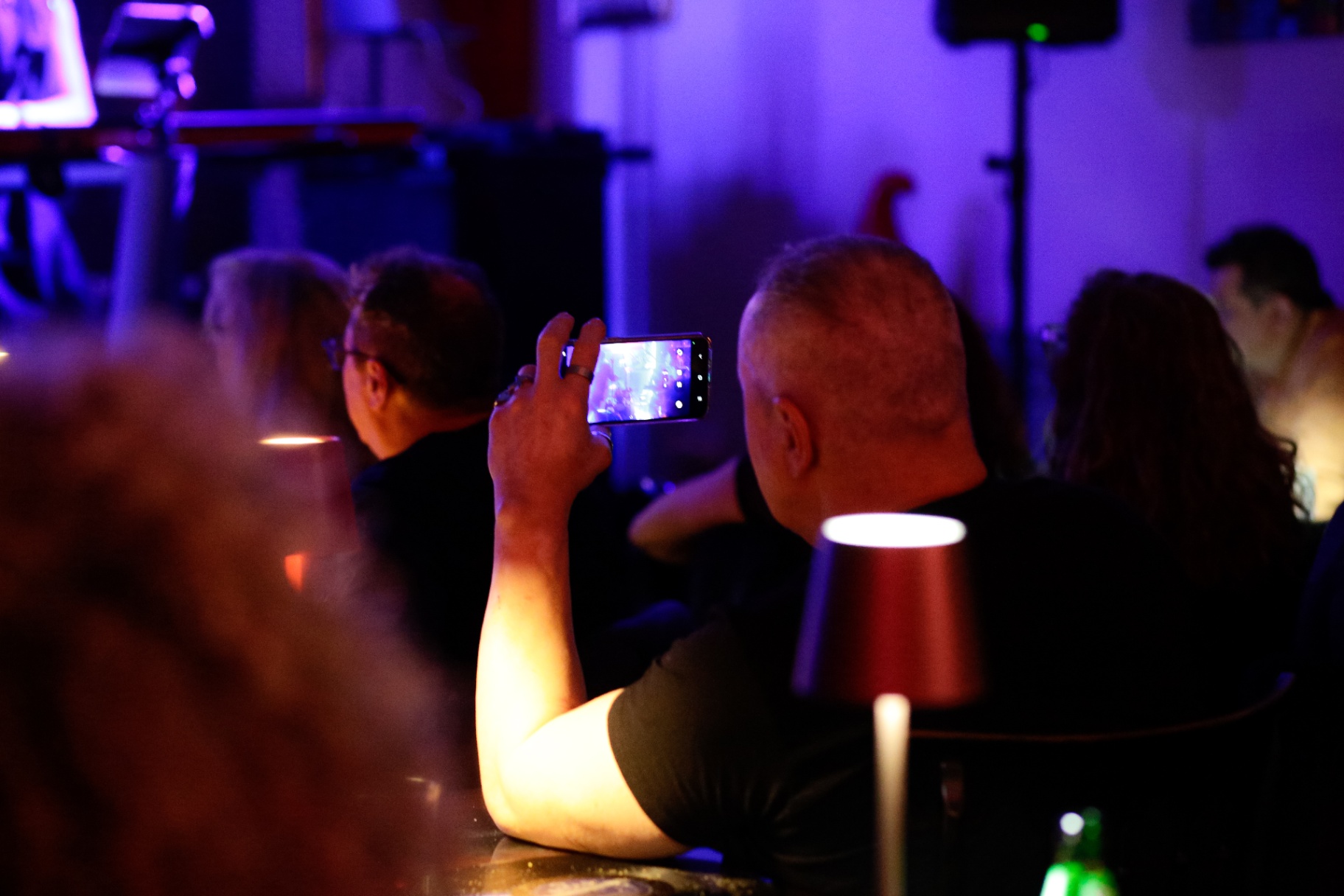 Pubblico rivolto verso il palco del Backstage Binasco