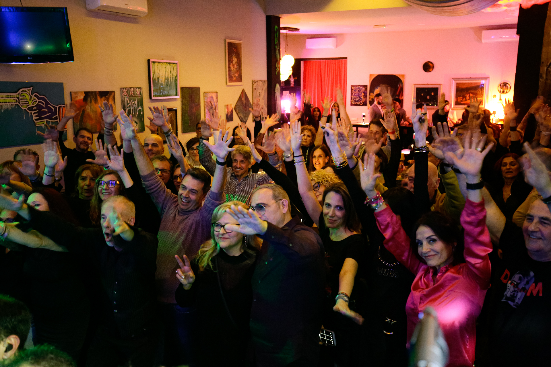 Pubblico che balla durante una serata al Backstage Binasco